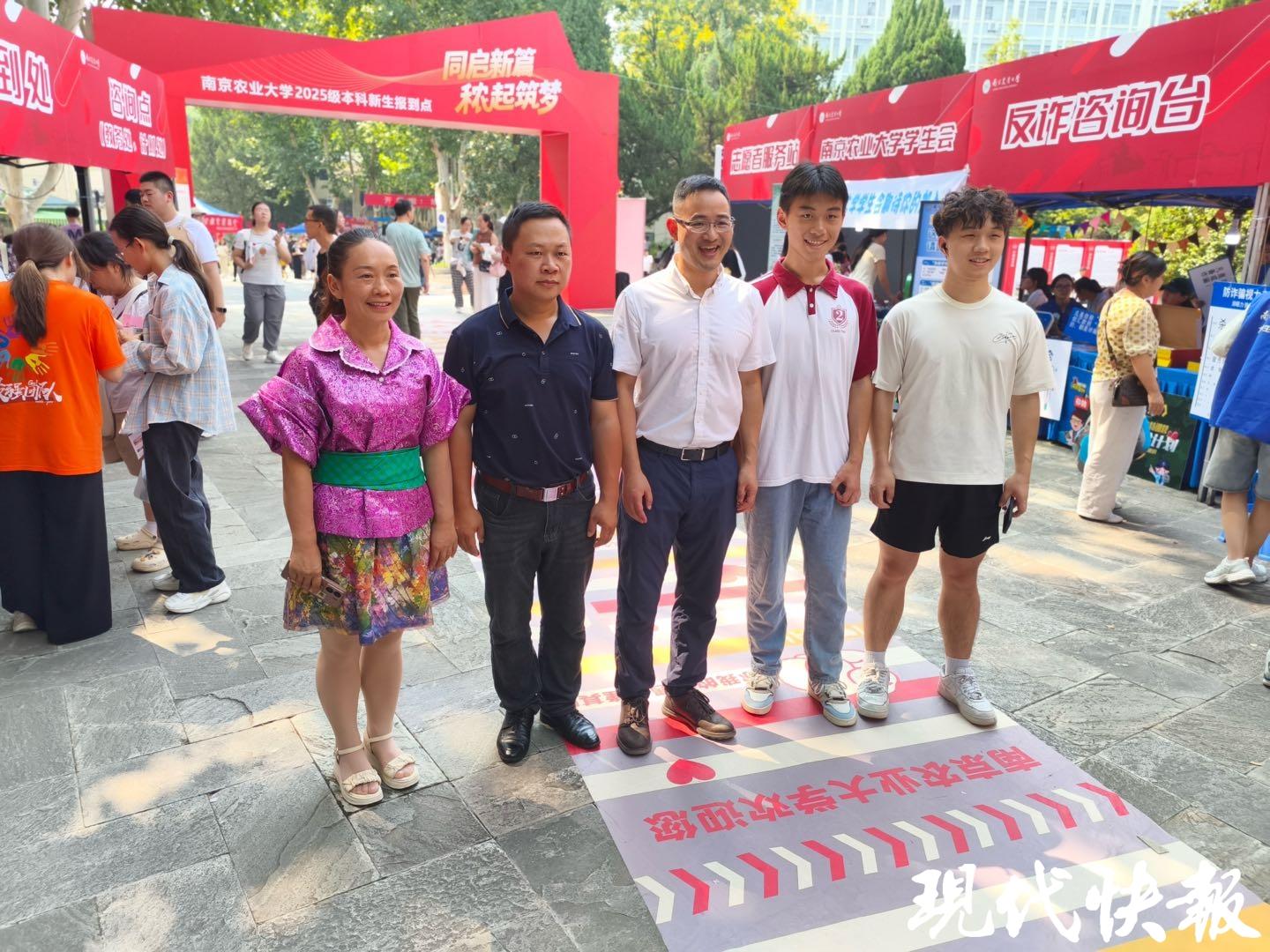 ac米兰官方网站新生报到现场