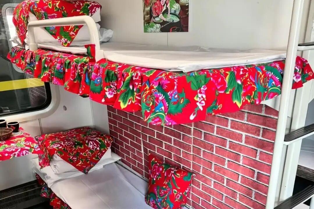 哈尔滨到漠河的“东北大花专列”开通，卧铺换大花床单，免费扭秧歌表演，还有冻梨和冻柿子