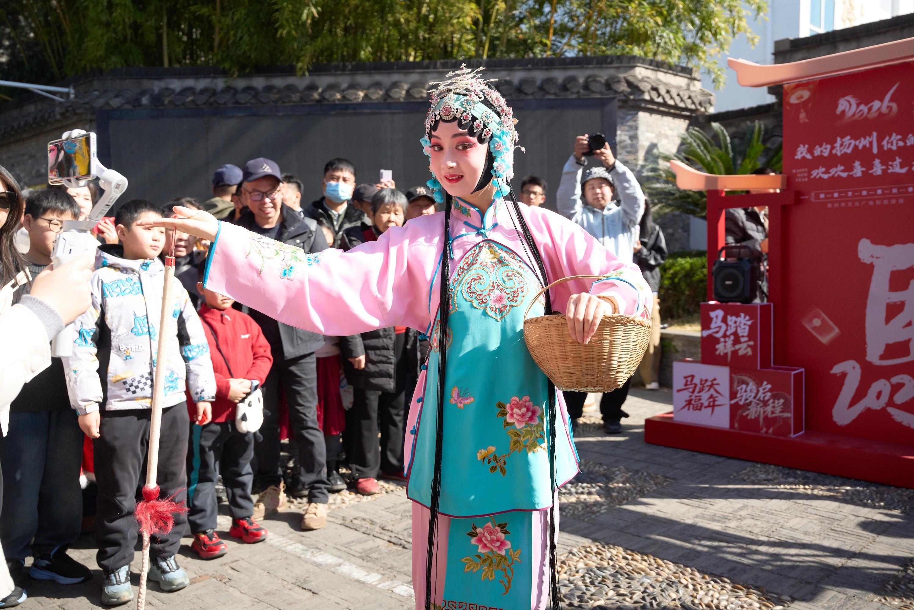 正月初五，扬州人都在踩街