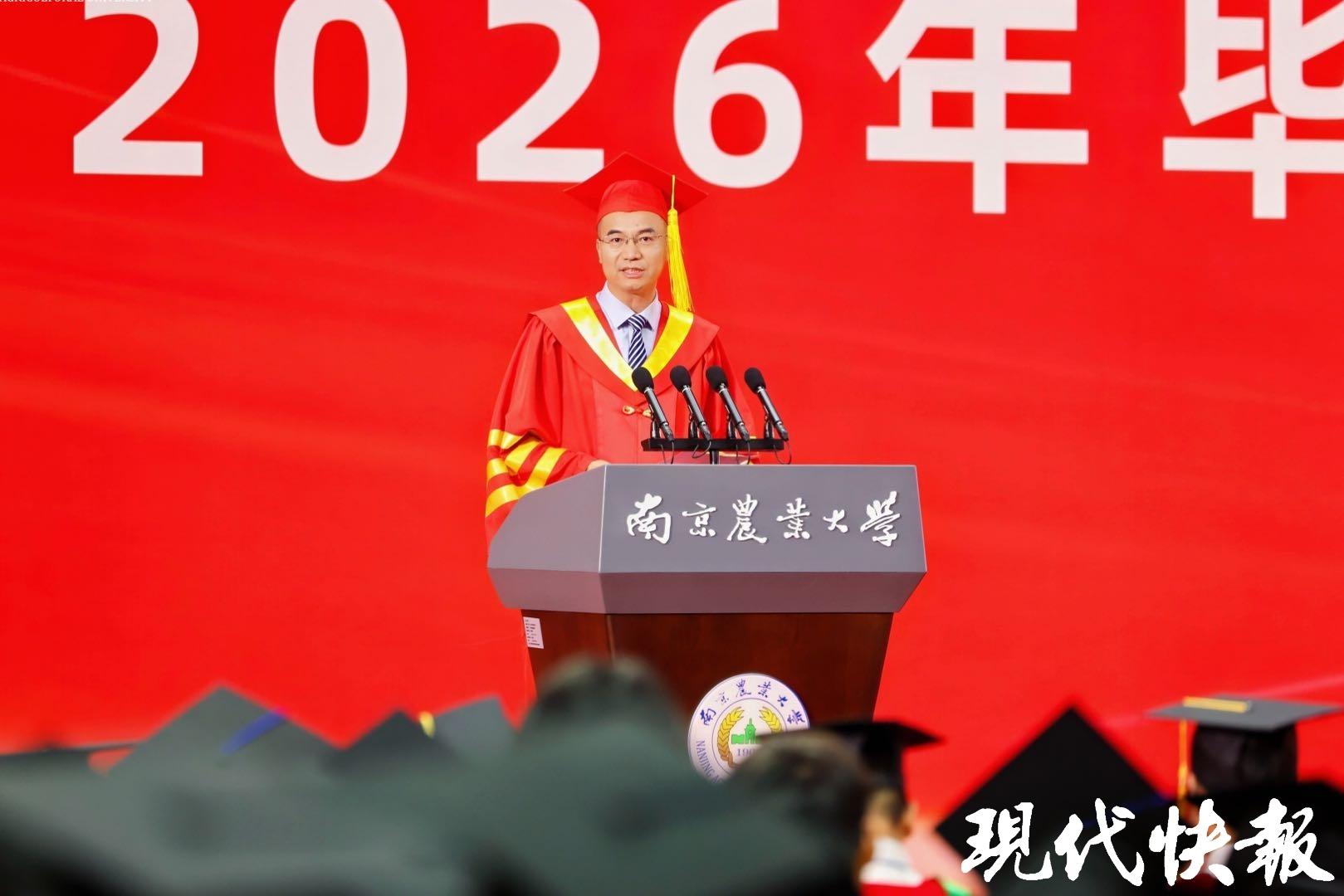 校长陈发棣以《与时偕行 序章自成》为题致辞