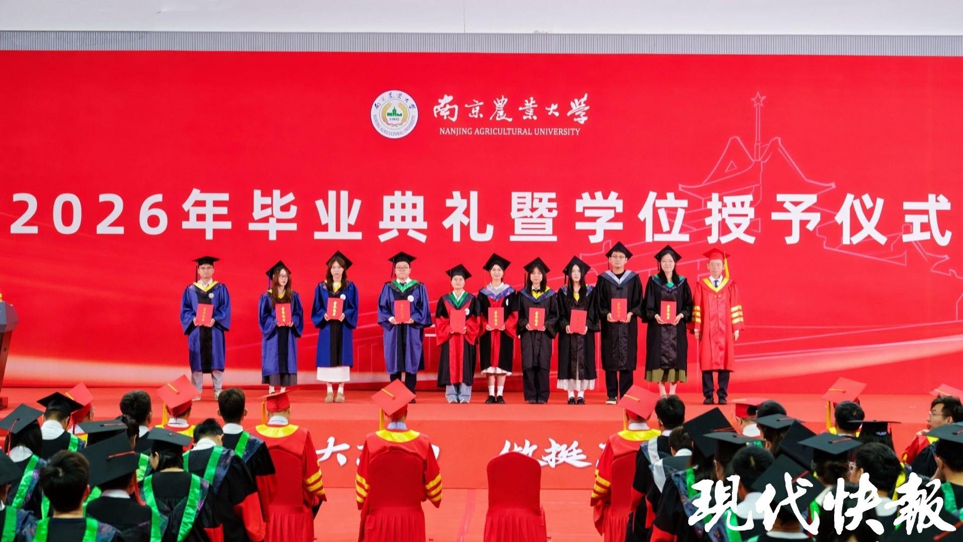 sjb世俱杯官方网站党委书记王春春、校长陈发棣为获奖者颁发证书