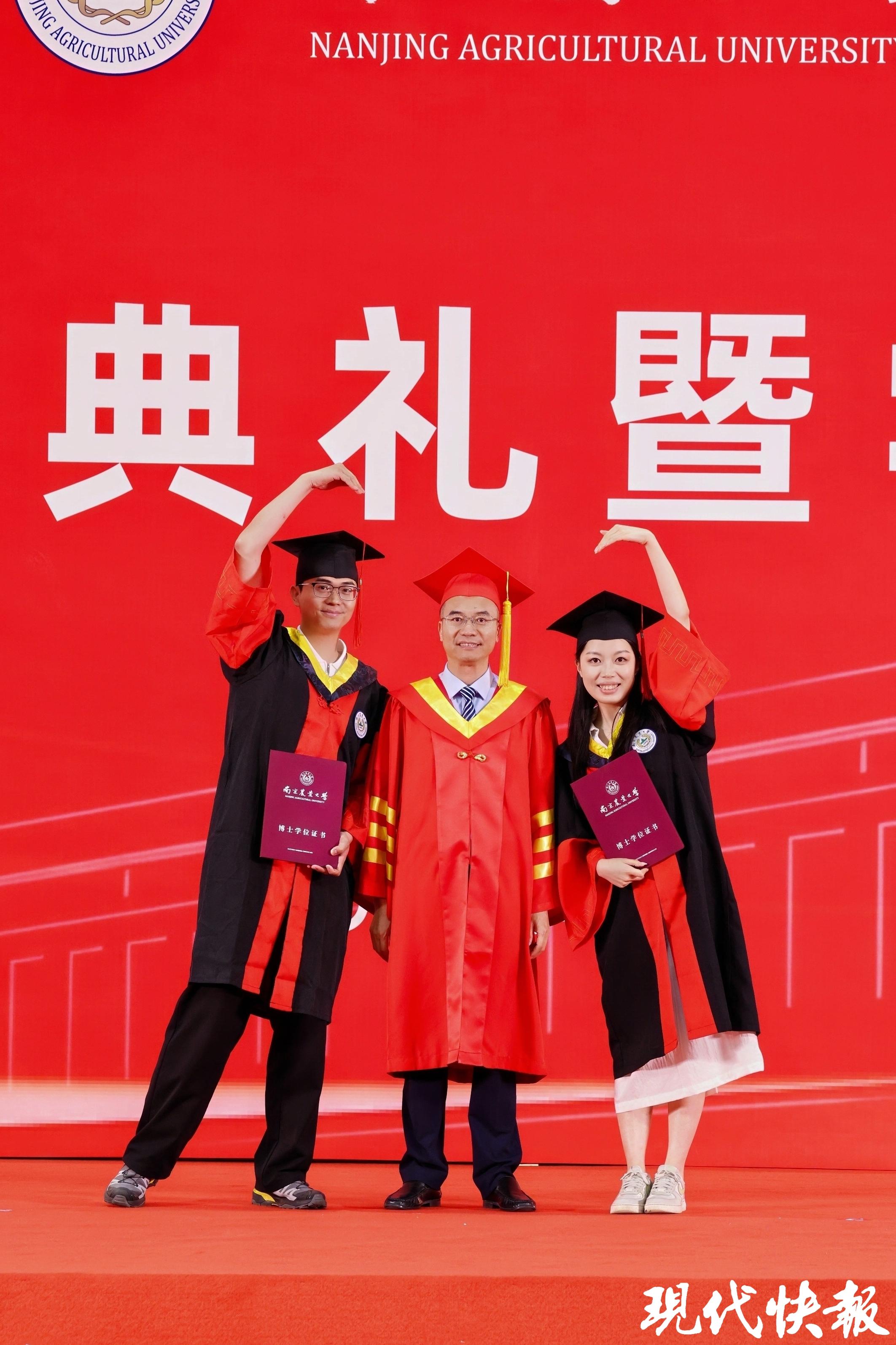 博士情侣同台拨穗现场比心