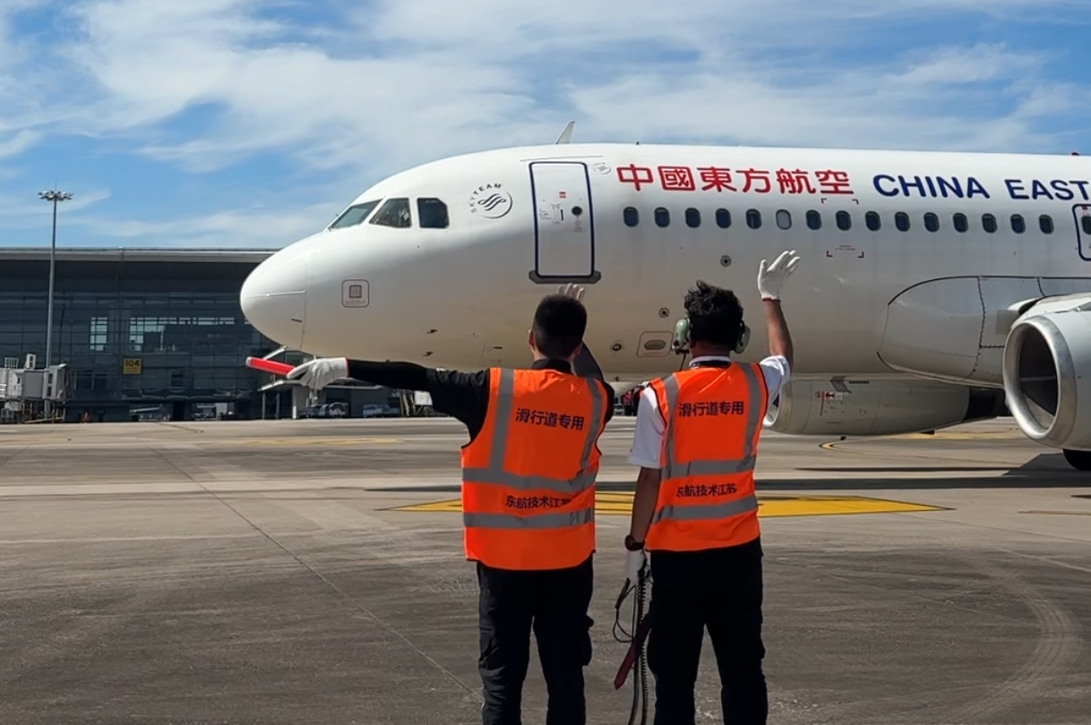 高温烤验下的飞机byebye员：60℃的停机坪、200℃的发动机尾喷，热浪里给飞机“望闻问切”